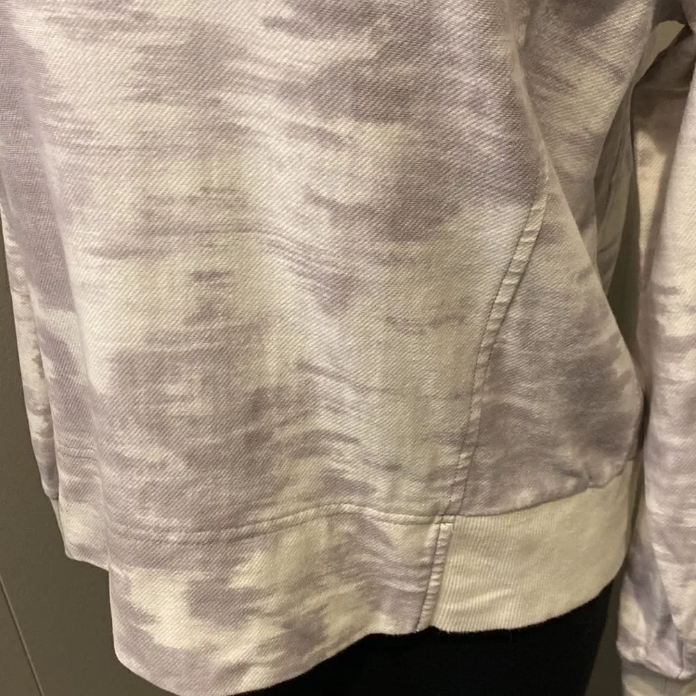 Athleta Small Farallon Printed Sweatshirt in Inversion Light Gray